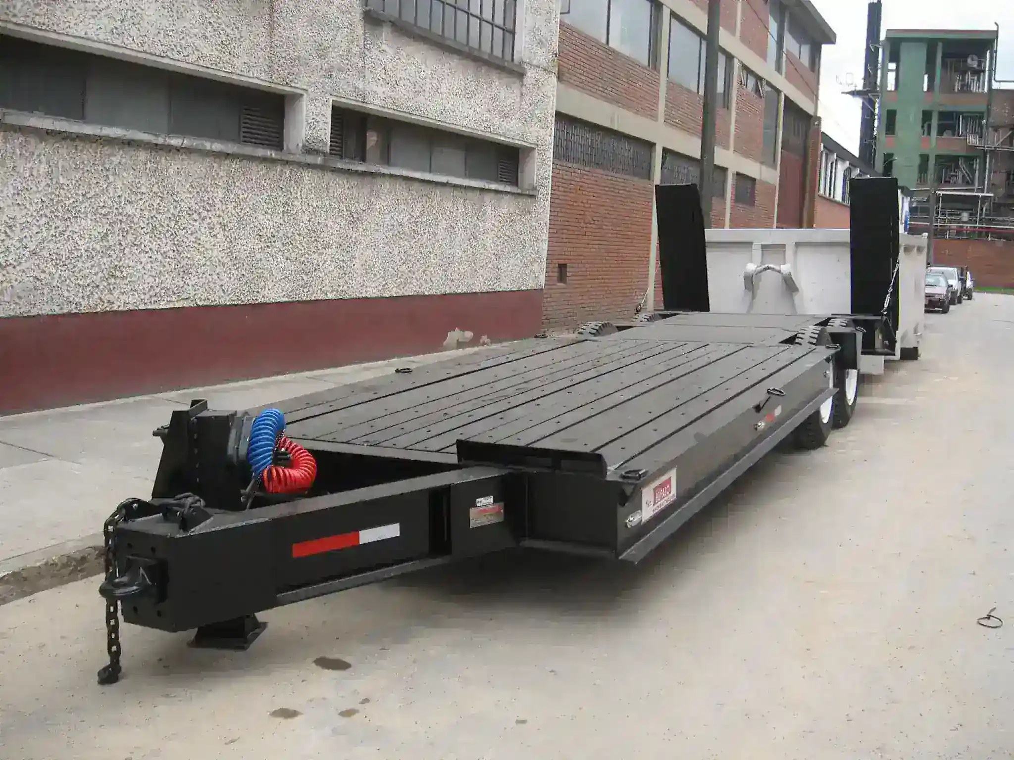 Remolque transportando excavadora en carretera