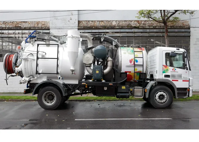 Equipo tipo vactor en operación de limpieza